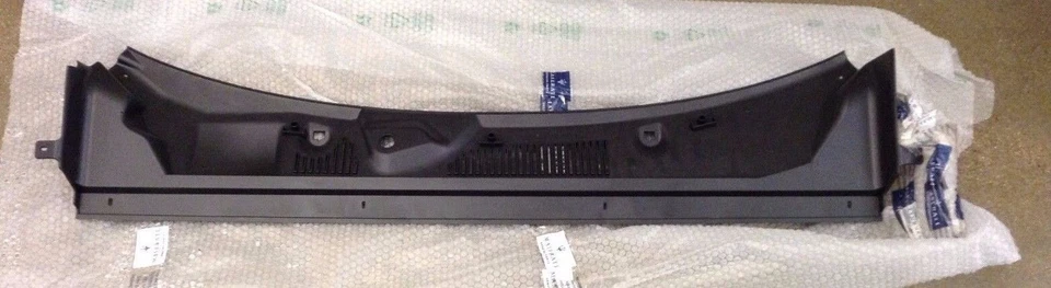 02-05 MASERATI COUPE SPYDER GRANSPORT CENTER WINDSHIELD WIPER LOWER MOLDING 800 - Image 1 of 1