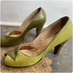 True Vintage 40er Jahre olivgrüne alte Hollywood Glam Heels aus Leder - Größe 7,5 - Bild 1 von 3