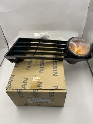 Nuevo conjunto de señal delantera derecha Nissan Nismo, caja de fábrica nueva OEM Foto 1 de 4