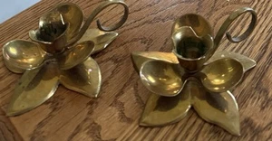 2 Kerzenhalter Messing Rosenblütenform Fingerschlaufe Träger Blume Blatt - Bild 1 von 3