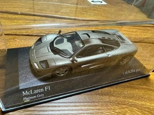 Modellino auto da strada Minichamps 1/43 McLaren F1 grigio platino con scatol... - Foto 1 di 8