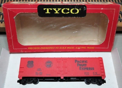 TYCO MANTUA T329 HO Scale 40' SCRIBED WOOD SIDE REEFER "PFE" Metal Frame - Image 1 of 4
