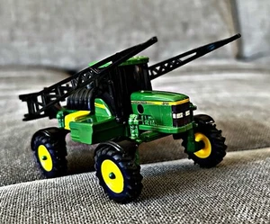 1:64 ERTL JOHN DEERE SELF PROPELLED SPRAYER #4710 COLLECTIBLE REPLICA MAINSTREET - Picture 1 of 10
