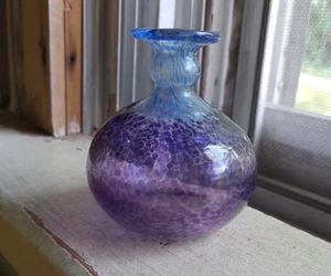 KOSTA BODA BERTIL VALLIEN SIGNED MINIATURE 2 1/4"ART GLASS VASE AMETHYST SPECKLE - Picture 1 of 6