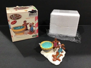 Lemax Sugar N Spice "Making Friends" Retired #43436 Village Accessory Ginger NEU - Bild 1 von 6