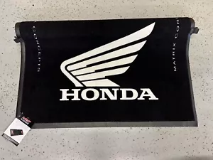 Alfombra negra Honda HRC 3,5"x7" 0SA03-M23-G00 - Imagen 1 de 4