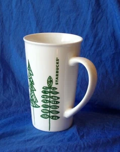 Taza de café navideña Starbucks blanca con árboles de Navidad verdes 17,8 oz 2015 - Imagen 1 de 4