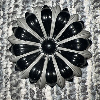Joyería de Disfraz Vintage ~ Prendedor Esmalte Metal Flor Margarita Negro y Gris ~ Broche Foto 1 de 4