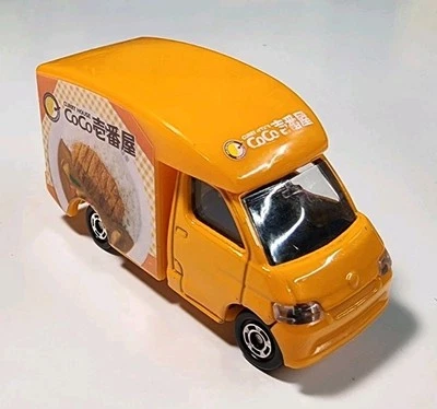 Camión diecast Takara Tomica #97 CoCo Curry House Ichybanya Toyota Town Ace 1/64 Foto 1 de 4