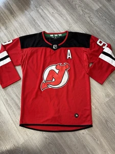 Adidas New Jersey Devils Taylor Hall #9 NHL Hockey rot Trikot genäht Größe 52 - Bild 1 von 10