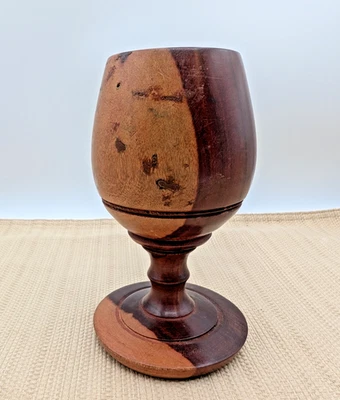 Винтажная примитивная деревянная чаша-кубок высотой 6 дюймов ручной работы из двухцветного дерева - Изображение 1 из 4