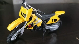 Maisto 1:18 Diecast SUZUKI RM 250 Alloy Motorcycle Bike Model Toy Collectiongift - Picture 1 of 5