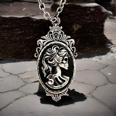 Lady Lolita 项链,复古骷髅骨架吊坠,白色/黑色装饰浮雕 — 第 1/3 张图片