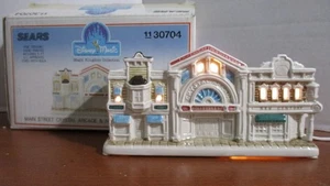 SEARS DISNEY MAGIC ~ MAIN ST. KRISTALL SPIELHALLE & JAHRHUNDERT UHRENLADEN beleuchtetes Haus - Bild 1 von 6
