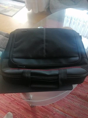 Verkaufe Mein Laptop Chromebook Drei Jahre Alt mit Tasche Kaum Gebraucht - Bild 1 von 4