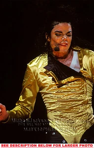 MICHAEL JACKSON SWEATING in GOLDSUIT 1xRARE8x10 PHOTO - Picture 1 of 1