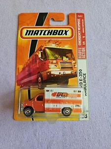 Ambulancia Ford E-350 2009 Matchbox 08 naranja 55/100 excelente tarjeta respuesta de emergencia - Imagen 1 de 4