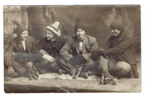Cartolina RPPC 4 giovani con pattini da ghiaccio cappelli invernali studio foto - Foto 1 di 2