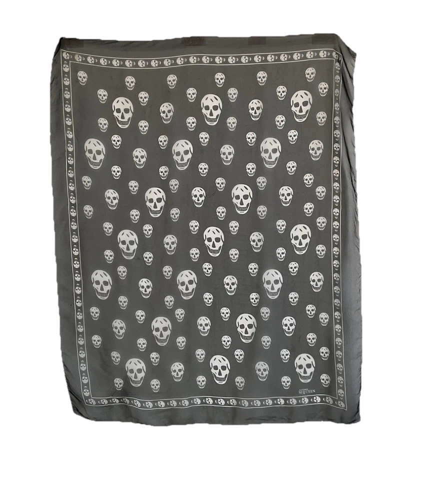 "Bufanda de seda negra Alexander McQueen con calaveras 38""/49"" GC Foto 1 de 4