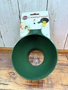 Embudo de plástico de boca ancha para enlatado Norpro, verde, 4,75 pulgadas/12 cm - Imagen 1 de 5