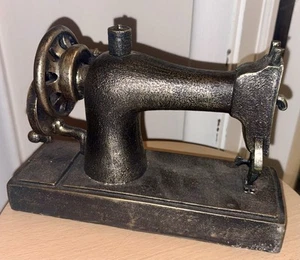 Old Fashion Metall Tischnähmaschine Art Deco 9 1/4" x 3" x 6 1/2" Display - Bild 1 von 7