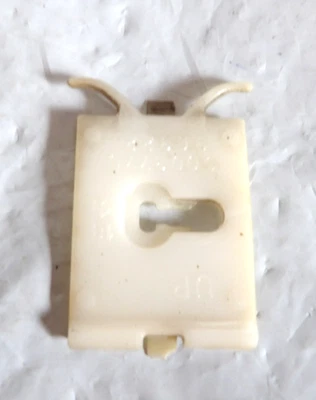 Nuevo de Lote Antiguo 1970 Dodge Duster Dardo Balancín Moldura Clip Abrazadera Retenedor OEM Mopar 60037 Foto 1 de 4