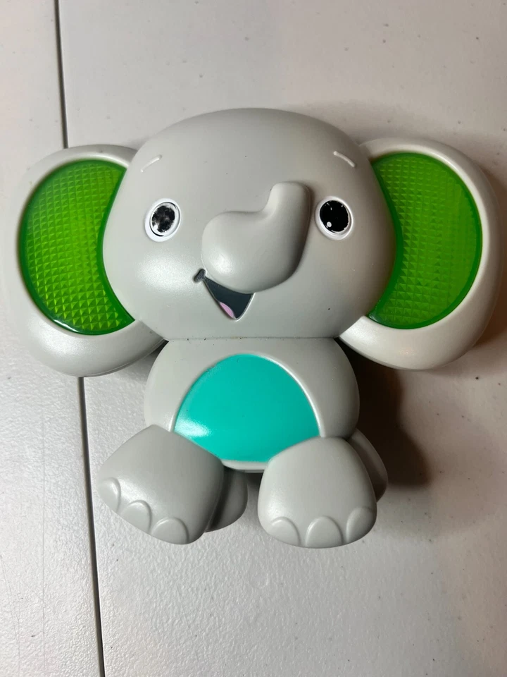 Kids II Inc. Ilumina y reproduce una variedad de sonidos juguete elefante para niños gris Foto 1 de 4