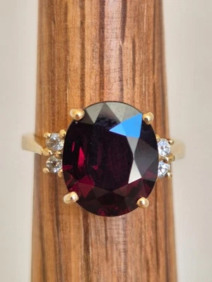 Beautiful 9k Gold Garnet and white stone set Ring size N - Image 1 of 4