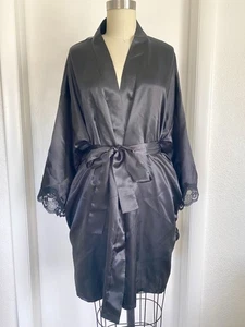 Accappatoio Frederick's of Hollywood raso nero seta pizzo bordato taglia XL corto sexy - Foto 1 di 3