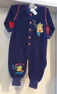 NEU Baby Jungen Strampler Einteiler Nicky Gr 74 blau mit motiv SCHNIZLER - Bild 1 von 2