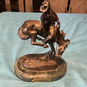 Statua in bronzo Outlaw di Frederic Remington. - Foto 1 di 11