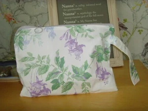 NUEVO BOLSO CLUTCH TELA SCHUMACHER LILA ESTAMPADO FUCSIA 24CM X 17CM CORREA - Imagen 1 de 2