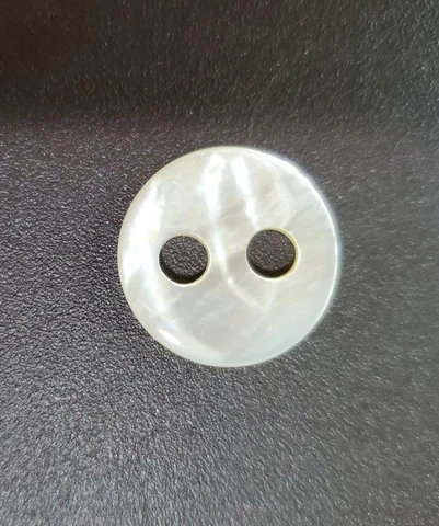 PENNY WHITE IRIDESCENT MOTHER OF PEARL 2 HOLE ANTIQUE BUTTONS 36L - 7/8" (B42) Cover