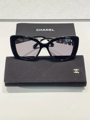 Chanel Mujer Gafas de sol Negro Marco calado Marco púrpura Foto 1 de 4