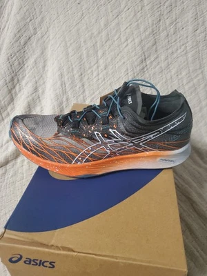 亚瑟士女式 8.5 富士速跑鞋黑色/新星橙色 Flytefoam 全新 — 第 1/4 张图片