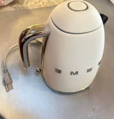 New Smeg Matte White Tea Kettle KLF03WHMUS - Image 1 of 4