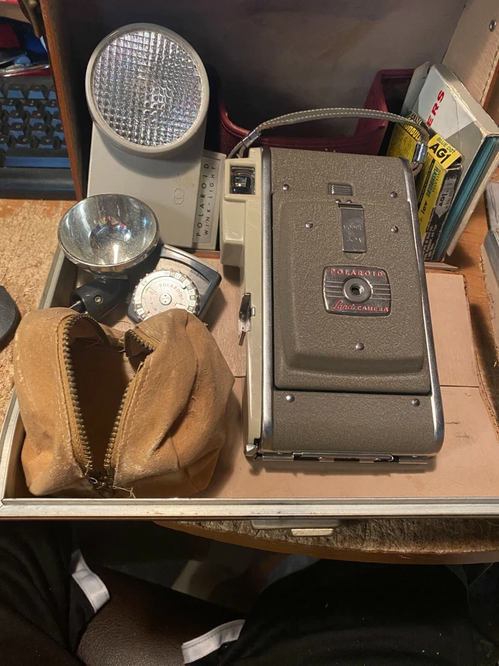 CÁMARA POLAROID LAND 80A--ESTUCHE Y FLASH Y ACCESORIOS--SIN PROBAR Foto 1 de 2