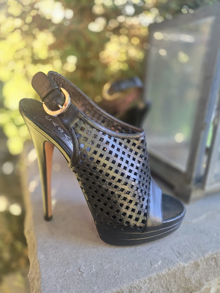 Tacones de aguja preforados con láser Casadei 39/8 casi como nuevos  Foto 1 de 4