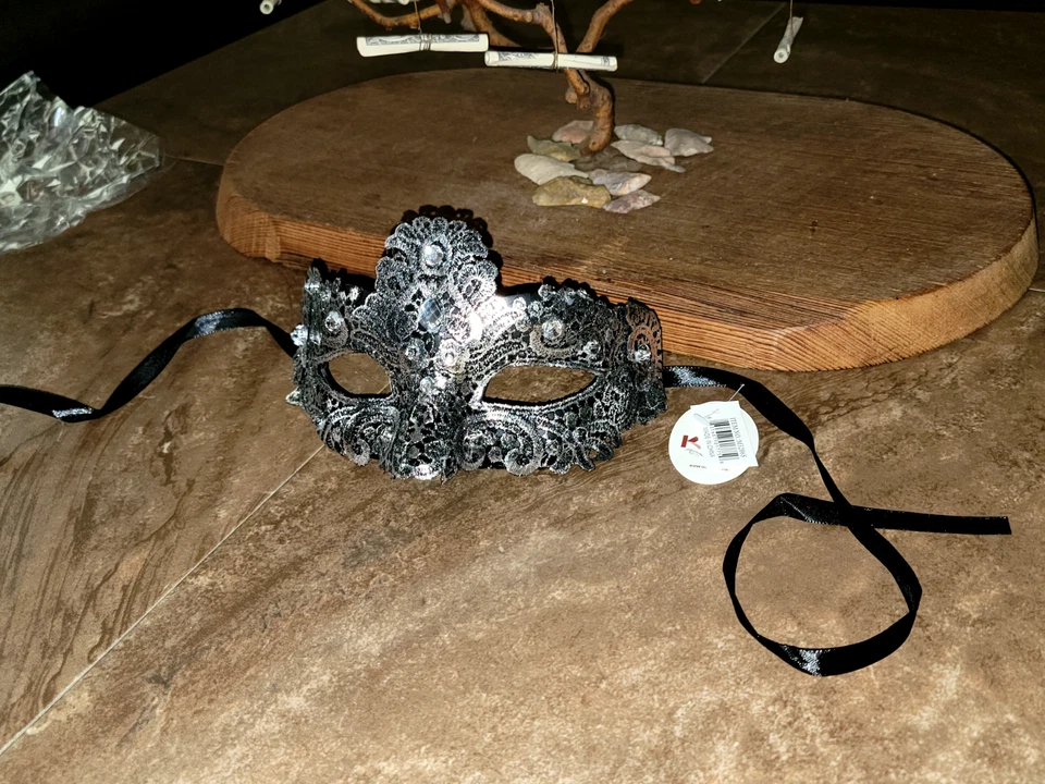 Mascarada Mujer Negro/Plateado Encaje Con Corbata Espalda...NUEVO CON ETIQUETAS Foto 1 de 4