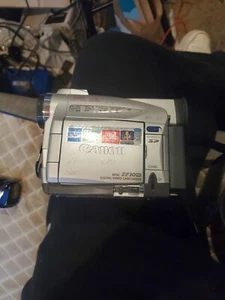 ReadCanon ZR30MC Silver 2.5" LCD Image Stabilization 200x Digital Zoom Camcorder - Picture 1 of 6