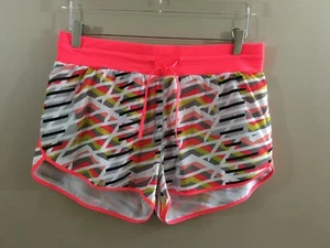Fabletics Suva Run Short II gefütterte Shorts in Impulse Coral Print - Größe M - Bild 1 von 7