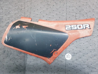 Honda XL250 1984, placa de cubierta lateral derecha Monza rojo R110 #87127-KL4-670ZA Foto 1 de 4