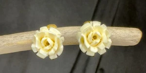 Antik Vintage Faux Elfenbein geschnitzt weiße Rose Blume Clip auf goldfarbene Ohrringe - Bild 1 von 5