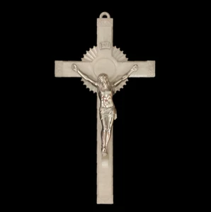 INRI Crucifix Jesus Cross Faux Pearl Silver Tone Plastic Wall Hanger 6 x 11 Vtg - Picture 1 of 12