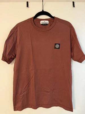 Camiseta Stone Island Para Hombres Manga Corta Logo Parche Informal Top Marrón Granate Talla L Foto 1 de 4