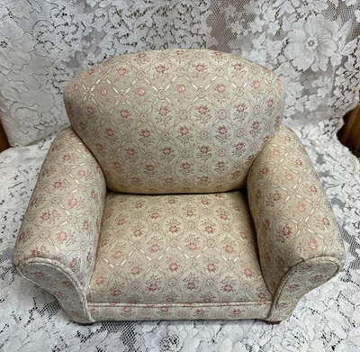 Винтажное мягкое кукольное кресло с деревянными ножками ткань с цветочным принтом 12,5 дюйма x 14 дюймов - Изображение 1 из 4