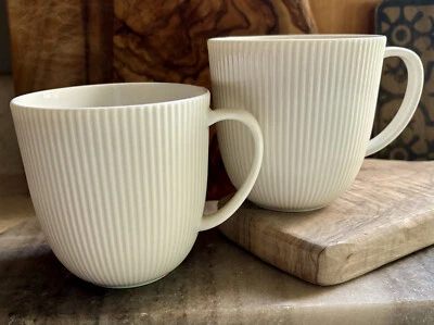 (2) Tazas blancas cremosas acanaladas Ikea, mango de 3,5" H X 5" 10,5 oz 20726 Foto 1 de 4