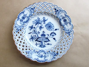MEISSEN ONION PATTERN 8" ROUND PIERCED PLATE - GILT TRIM (11717) - Picture 1 of 2