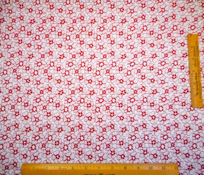Tela de edredón por media yarda rojo blanco contorno floral sobre blanco algodón rojo gallo Foto 1 de 2