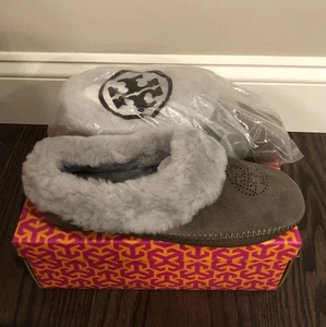 Neu mit Etikett Tory Burch Größe 8 Coley perforiertes Wildleder Slipper Lammfell Elefant grau - Bild 1 von 4
